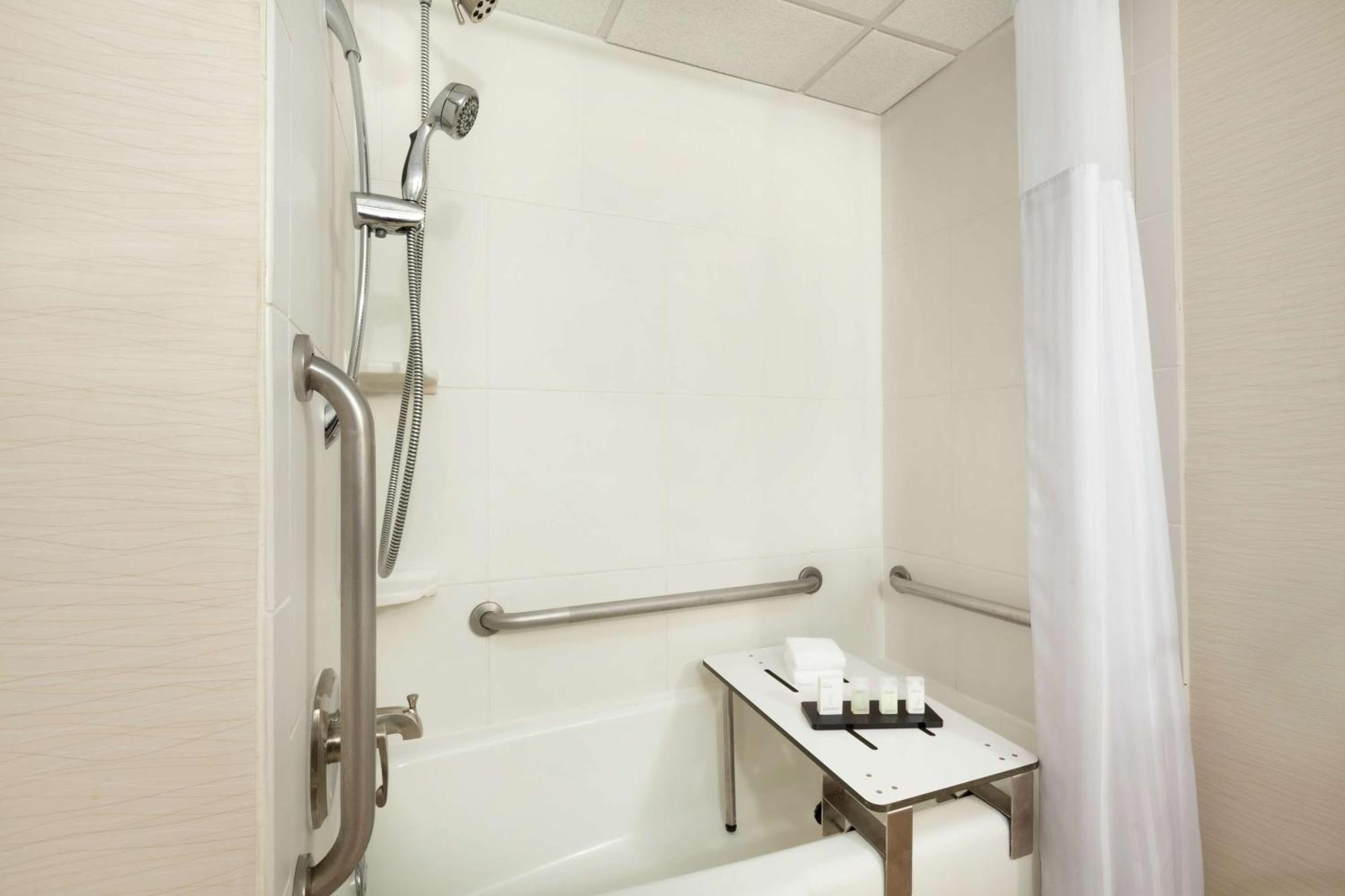 Embassy By Hilton Will Rogers Airport 4*