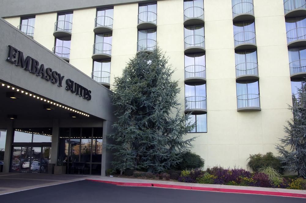 Hotel Embassy By Hilton Will Rogers Airport 4*