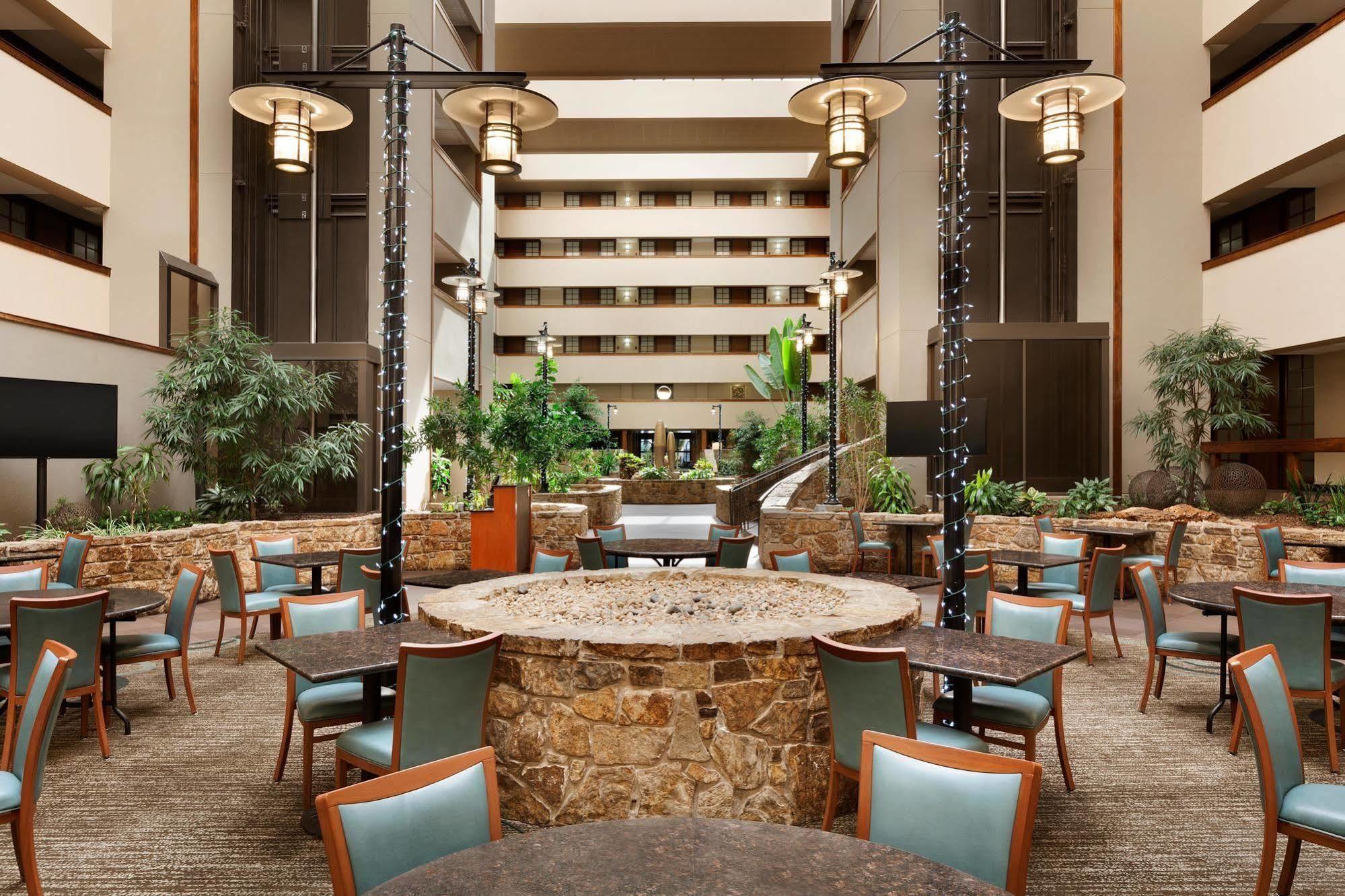 Hotel Embassy By Hilton Will Rogers Airport 4*