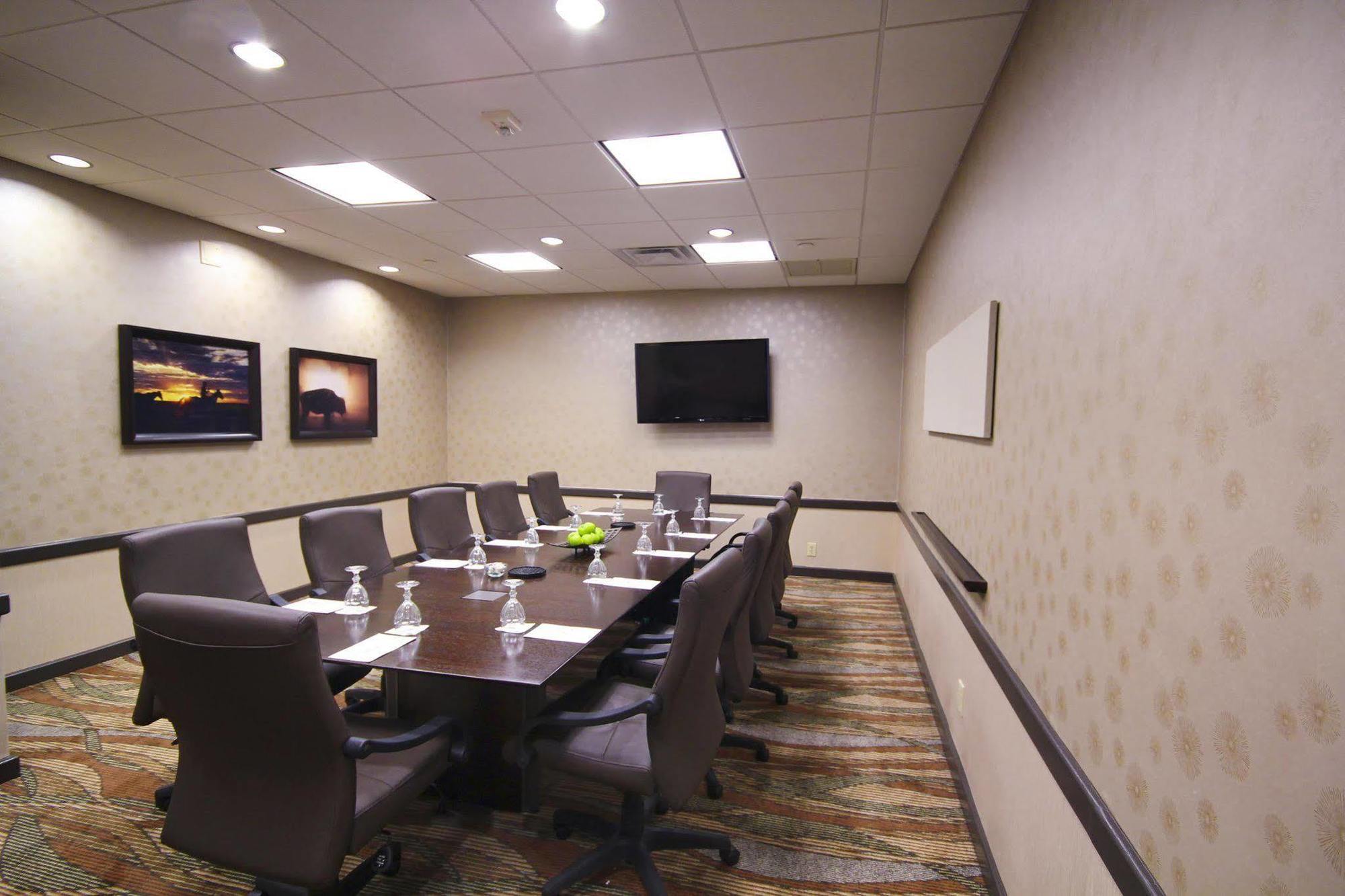 Hotel Embassy By Hilton Will Rogers Airport 4*