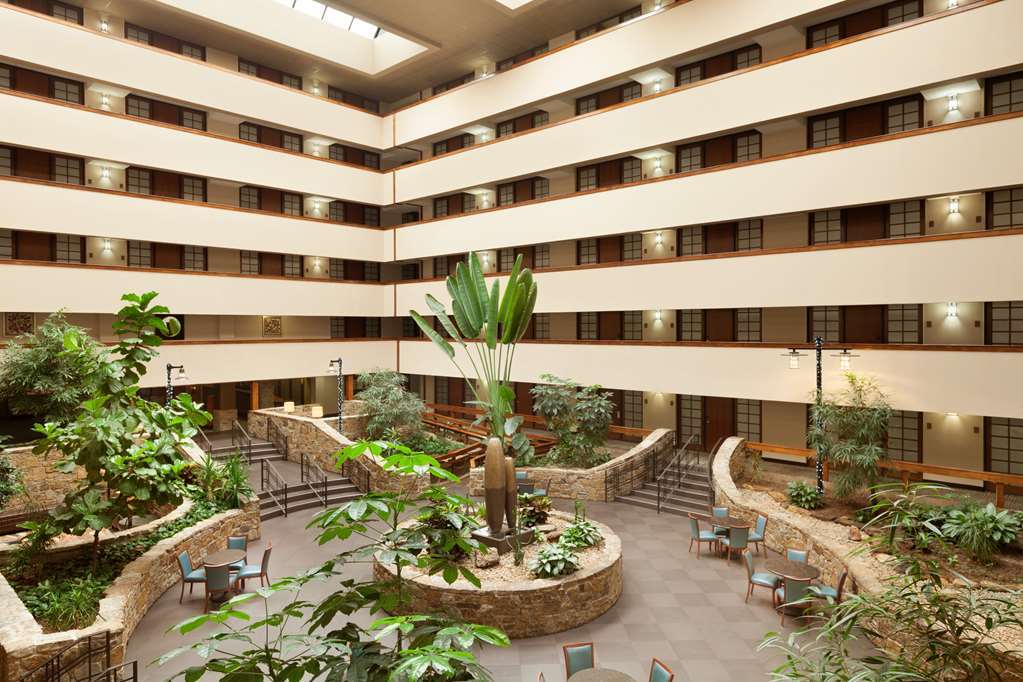 Hotel Embassy By Hilton Will Rogers Airport 4*