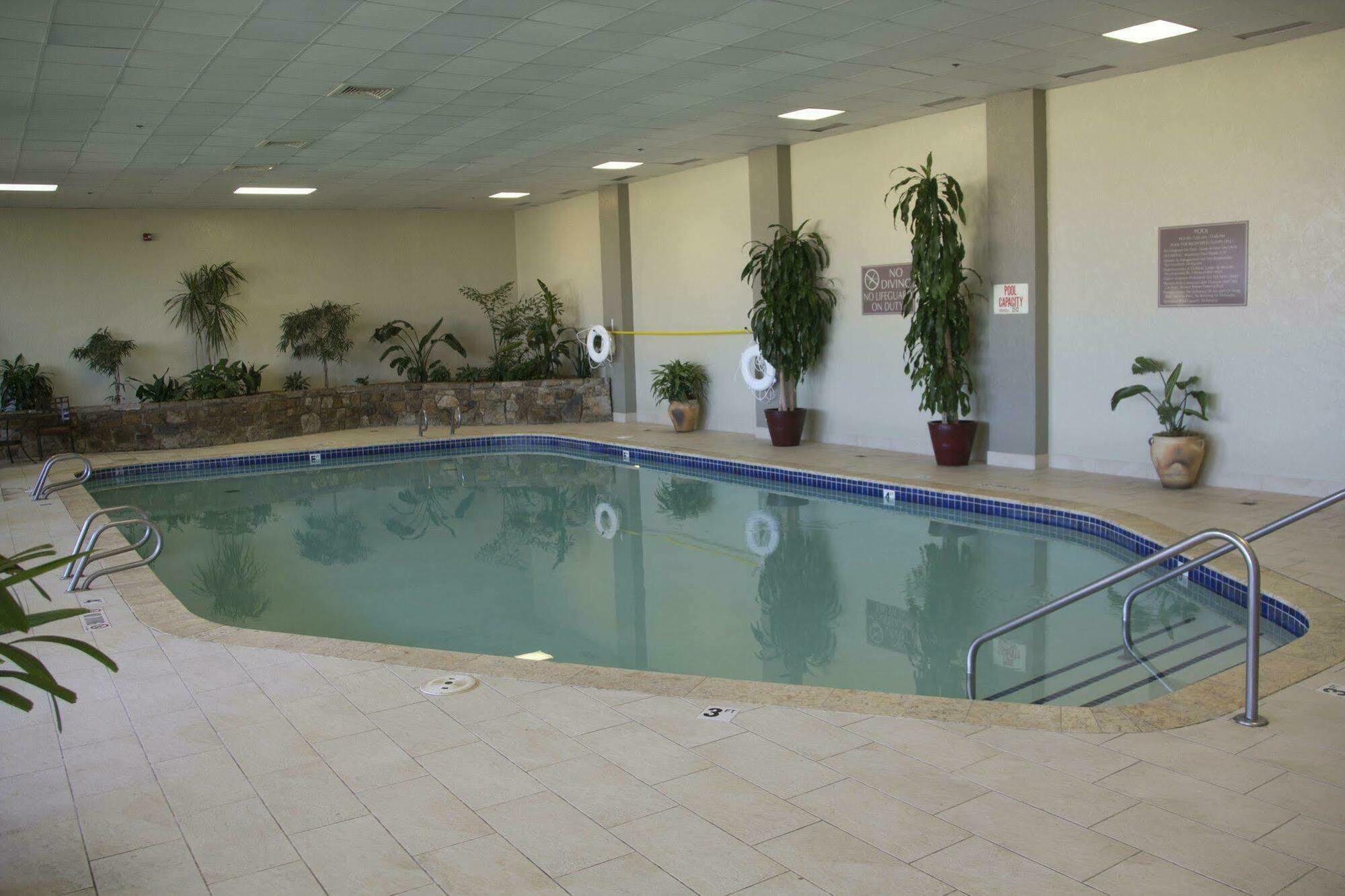Hotel Embassy By Hilton Will Rogers Airport 4*